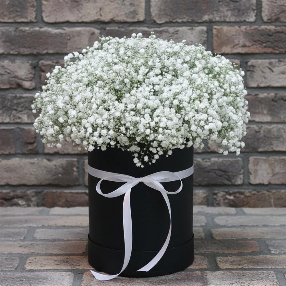 Цветочная композиция из Гипсофила в шляпной коробке в Алкино