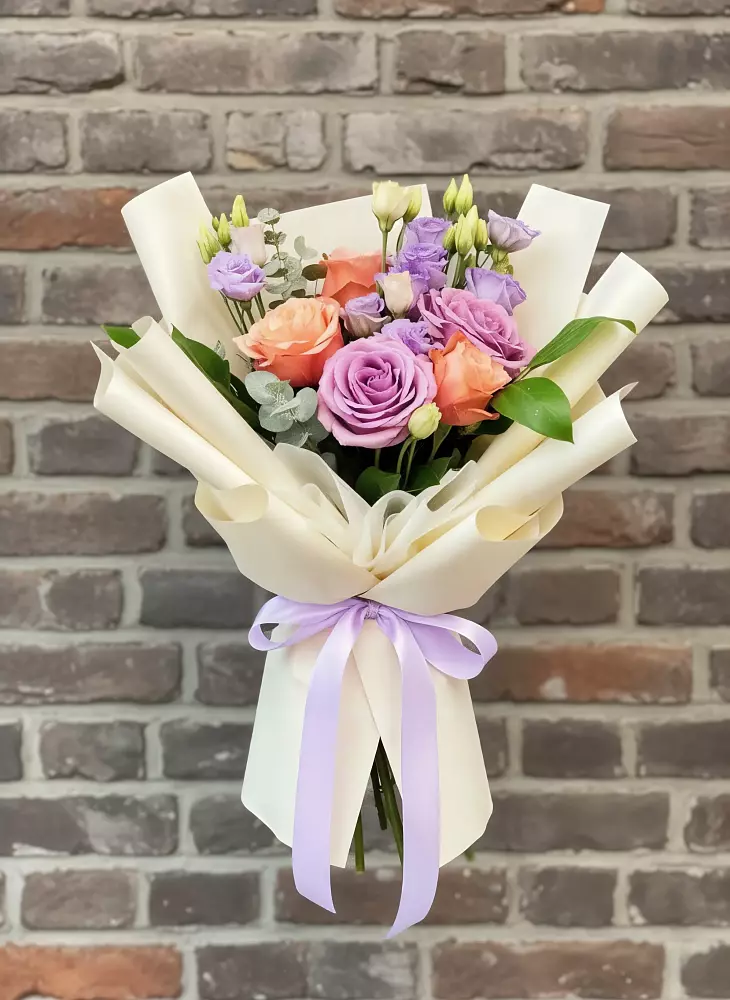 Букет цветов из: Лизиантусы и Розы в Алкино