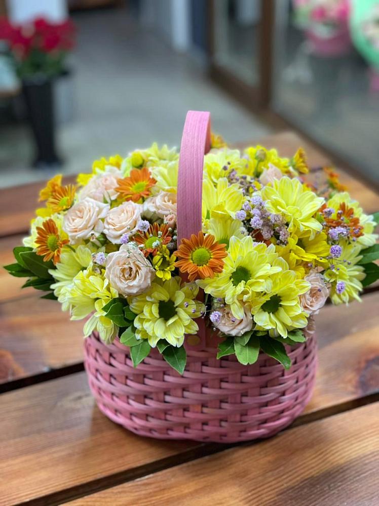 Цветочная композиция из Хризантемы и Розы в корзине в Алкино